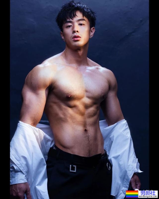 台大校草最新肌肉写真,网友:能好好穿裤子吗? - 51虹马 台大校草最新肌肉写真,网友:能好好穿裤子吗? - 51虹马