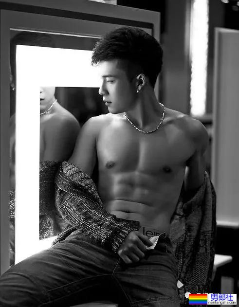 鲜肉男星韩东君穿正装太紧!强大实力藏不住了! - 51虹马 鲜肉男星韩东君穿正装太紧!强大实力藏不住了! - 51虹马