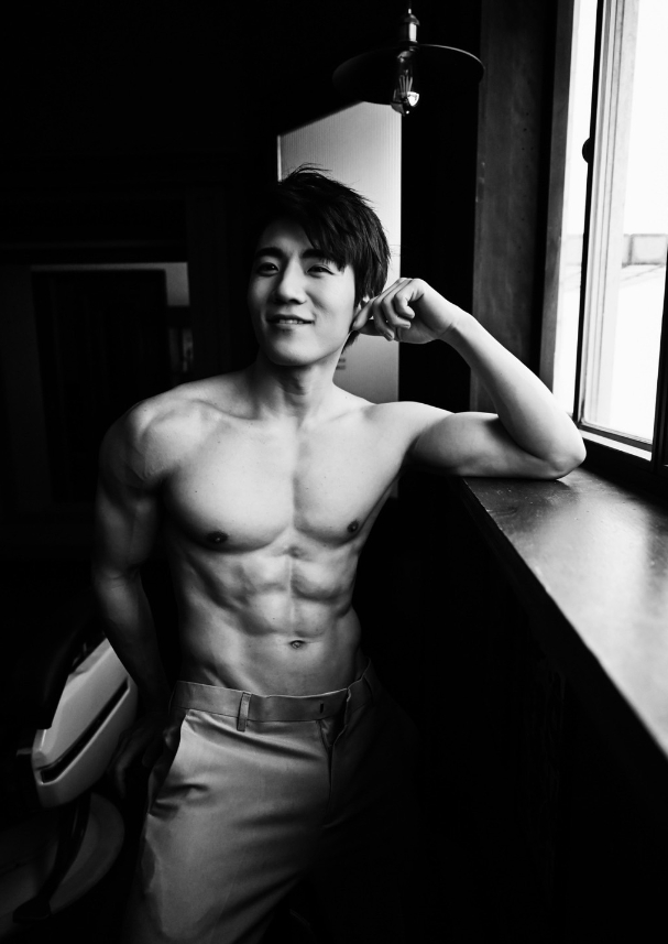 退役天菜男优「成宫仁」转型再出发 推新作《出发初写真集》 - 51虹马