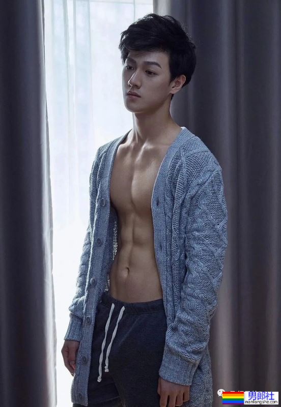 内娱新晋男菩萨来了！华中科技大学寸头小哥李昀锐洗澡片段来了！ - 51虹马