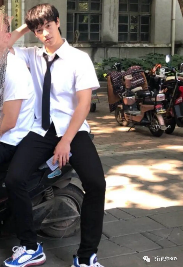 内娱新晋男菩萨来了！华中科技大学寸头小哥李昀锐洗澡片段来了！ - 51虹马