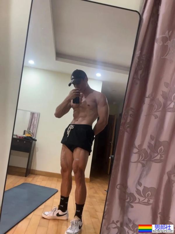 肌肉外卖员在家里玩自拍？这画面扛不住了！ - 51虹马