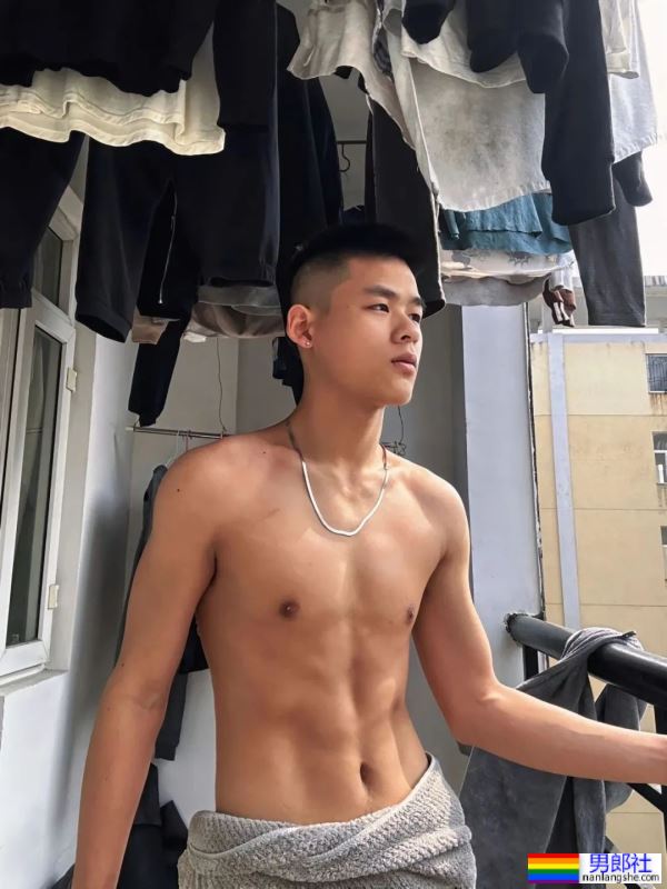 打台球露内裤秀腹肌的20岁男大学生 - 51虹马