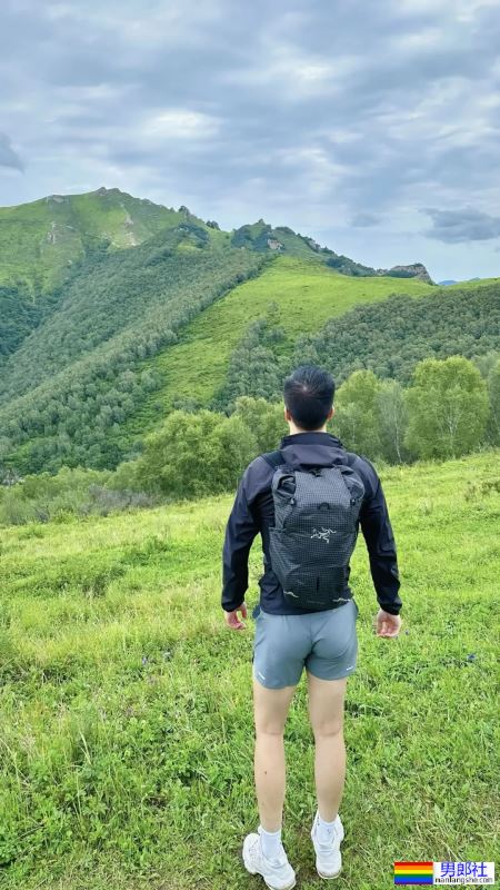 靠翘臀俘获上万网友！北京30岁小哥的裤子太紧了！ - 51虹马