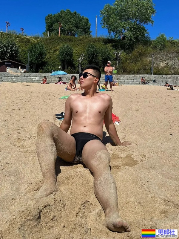 户外壮实黑皮帅哥 - 51虹马