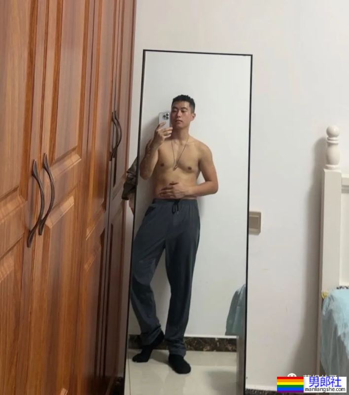 23岁山东爷们退伍小哥，穿黑袜湿身自拍 - 51虹马