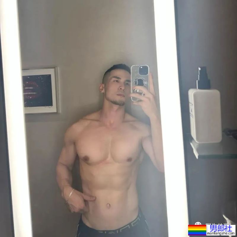 穿内裤自拍寸头型男被疯传，粗壮长腿太硬啦！！ - 51虹马