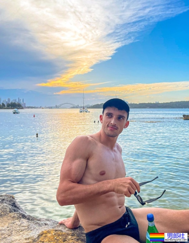 同志体操运动员Heath Thorpe打破常规夺冠!疯狂晒猫引网暴动:他跟猫谁比较美? - 51虹马 同志体操运动员Heath Thorpe打破常规夺冠!疯狂晒猫引网暴动:他跟猫谁比较美? - 51虹马