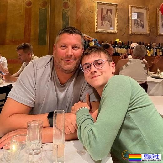 相差27岁，壮熊警官与奶狗弟弟共谱忘年恋-51虹马