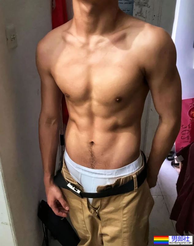 打台球露内裤秀腹肌的20岁男大学生-51虹马