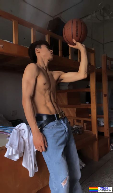 江苏腹肌男大学生，宿舍筋肉身材照太顶了 - 51虹马
