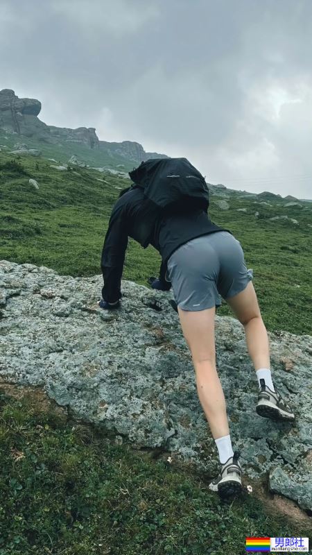 靠翘臀俘获上万网友！北京30岁小哥的裤子太紧了！-51虹马