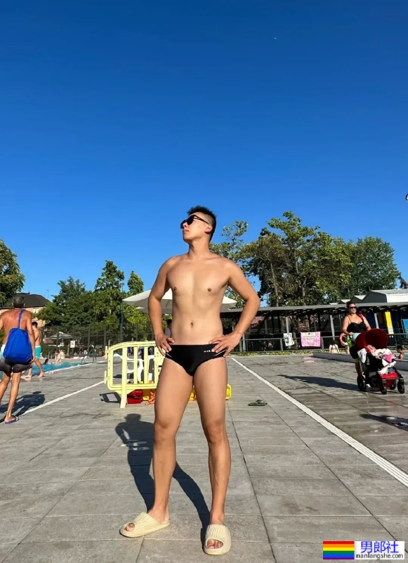 户外壮实黑皮帅哥-51虹马