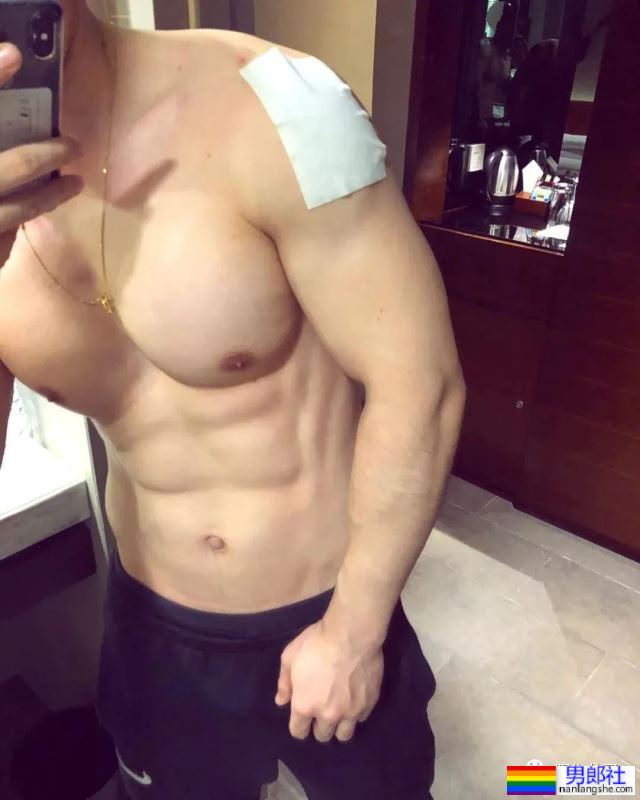 穿内裤自拍寸头型男被疯传，粗壮长腿太硬啦！！-51虹马