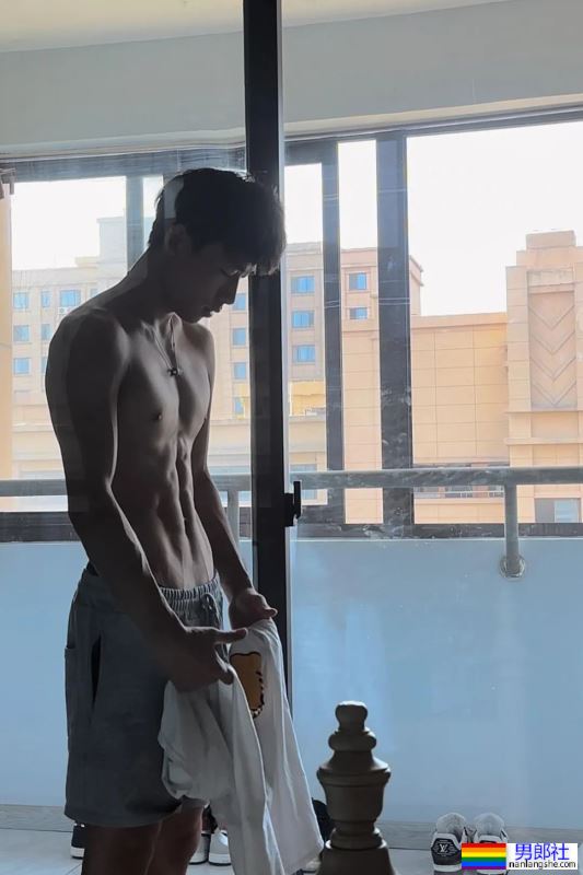 江苏腹肌男大学生，宿舍筋肉身材照太顶了 - 51虹马