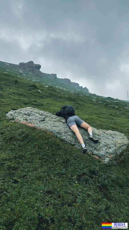 靠翘臀俘获上万网友！北京30岁小哥的裤子太紧了！ - 51虹马