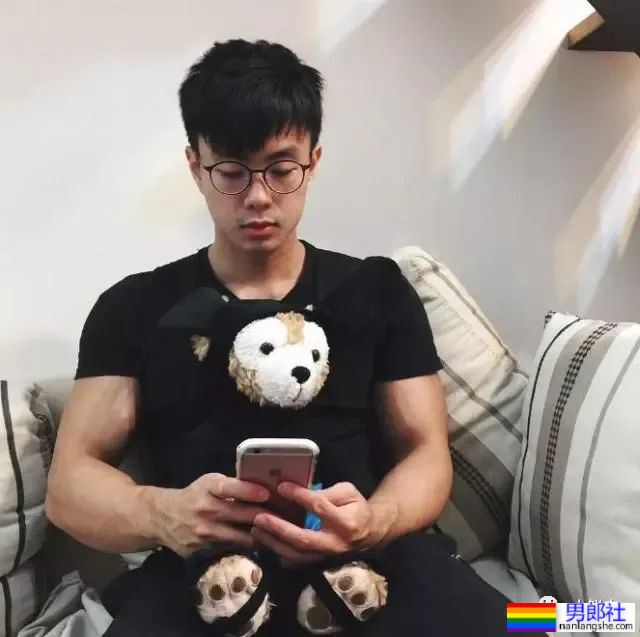 台大校草最新肌肉写真,网友:能好好穿裤子吗? - 51虹马 台大校草最新肌肉写真,网友:能好好穿裤子吗? - 51虹马