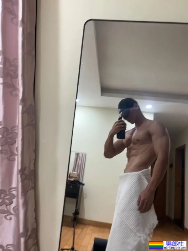肌肉外卖员在家里玩自拍？这画面扛不住了！ - 51虹马