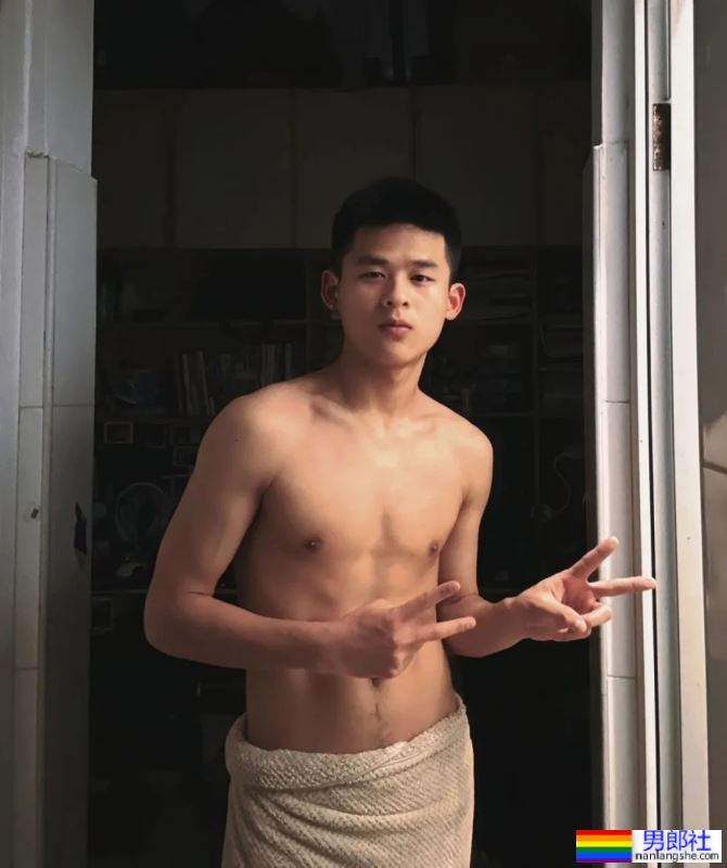 打台球露内裤秀腹肌的20岁男大学生 - 51虹马