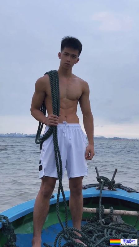 不穿衣服的肌肉司机，副驾你做不做？ - 51虹马