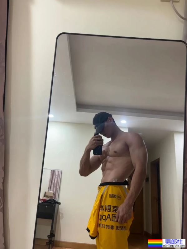 肌肉外卖员在家里玩自拍？这画面扛不住了！ - 51虹马