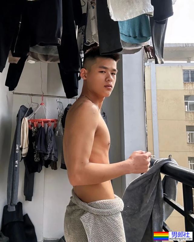 打台球露内裤秀腹肌的20岁男大学生 - 51虹马