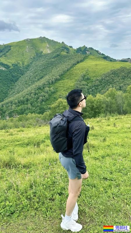 靠翘臀俘获上万网友！北京30岁小哥的裤子太紧了！ - 51虹马