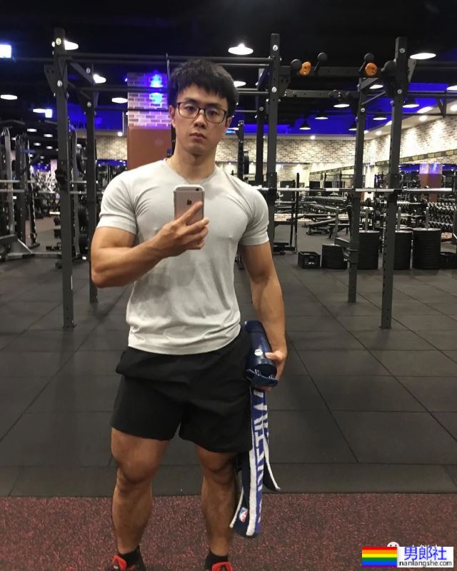 台大校草最新肌肉写真,网友:能好好穿裤子吗? - 51虹马 台大校草最新肌肉写真,网友:能好好穿裤子吗? - 51虹马