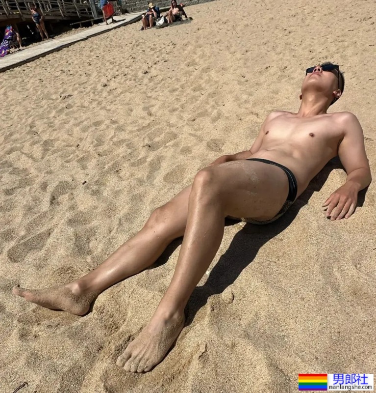 户外壮实黑皮帅哥 - 51虹马