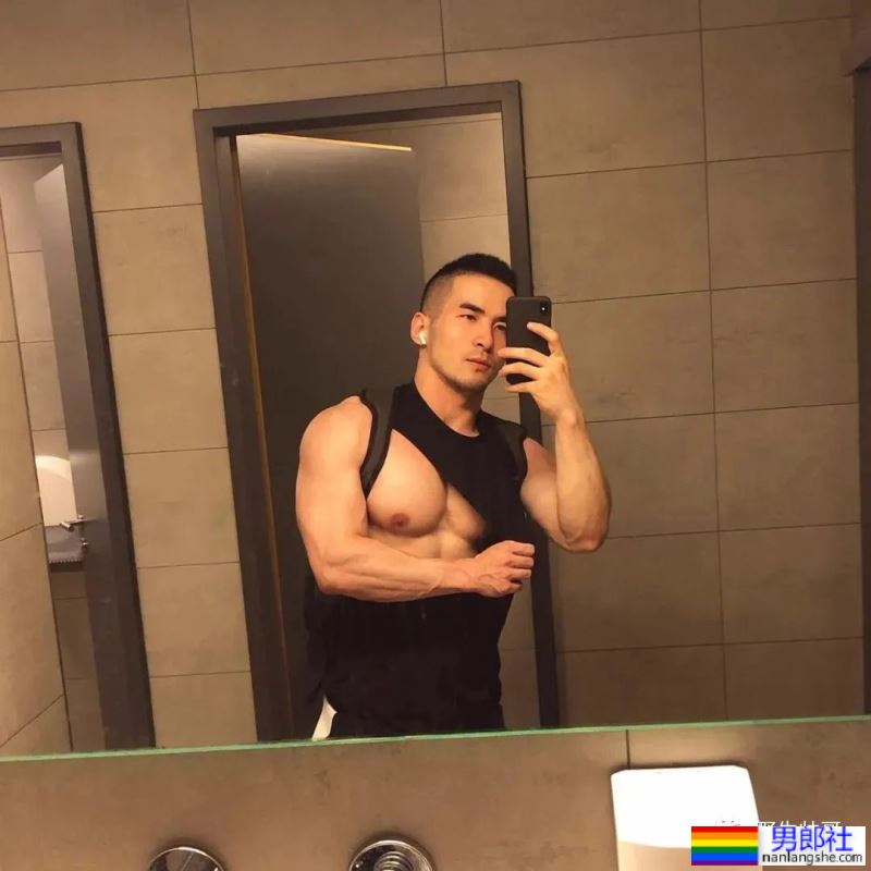 穿内裤自拍寸头型男被疯传，粗壮长腿太硬啦！！ - 51虹马