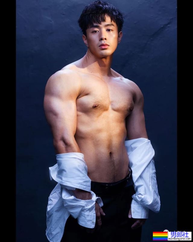 台大校草最新肌肉写真,网友:能好好穿裤子吗? - 51虹马 台大校草最新肌肉写真,网友:能好好穿裤子吗? - 51虹马