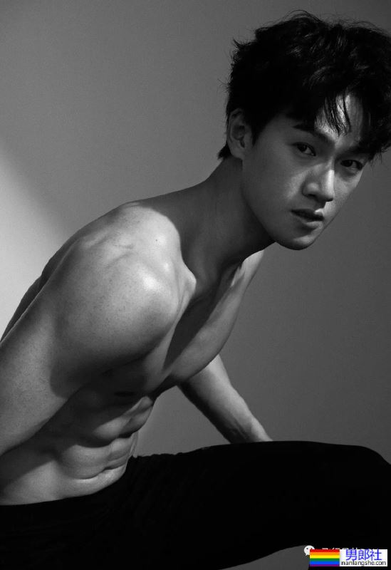 内娱新晋男菩萨来了！华中科技大学寸头小哥李昀锐洗澡片段来了！ - 51虹马