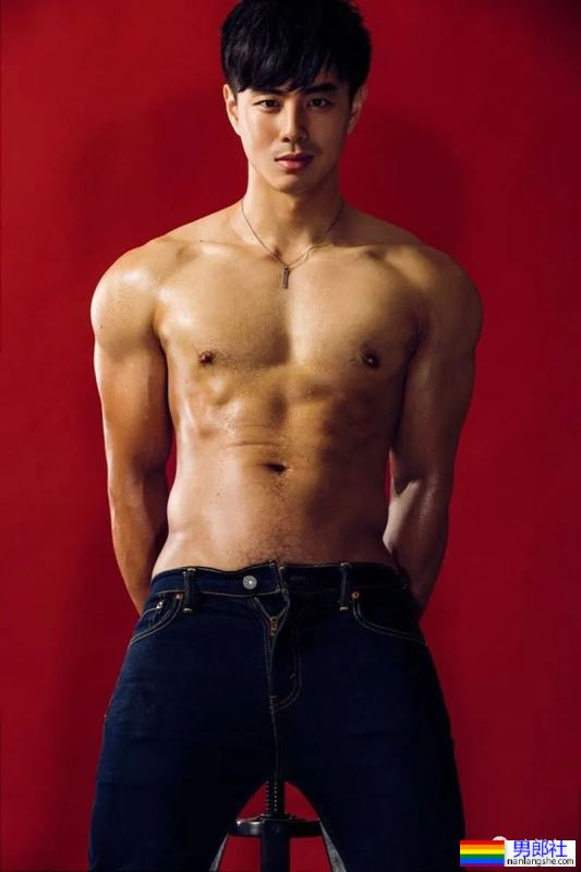 台大校草最新肌肉写真,网友:能好好穿裤子吗? - 51虹马 台大校草最新肌肉写真,网友:能好好穿裤子吗? - 51虹马