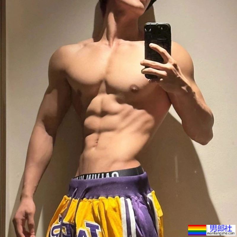 穿内裤自拍寸头型男被疯传，粗壮长腿太硬啦！！ - 51虹马