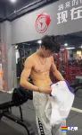 江苏腹肌男大学生，宿舍筋肉身材照太顶了 - 51虹马