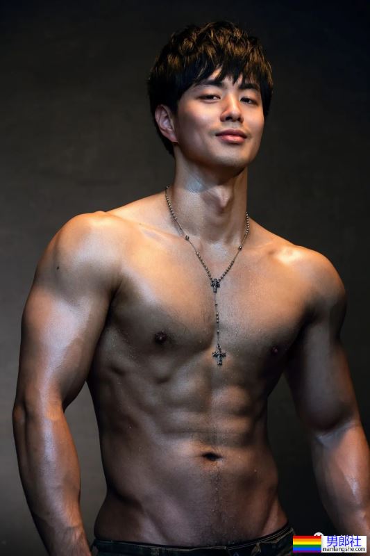 台大校草最新肌肉写真,网友:能好好穿裤子吗? - 51虹马 台大校草最新肌肉写真,网友:能好好穿裤子吗? - 51虹马