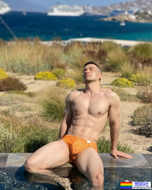 穿内裤自拍寸头型男被疯传，粗壮长腿太硬啦！！ - 51虹马