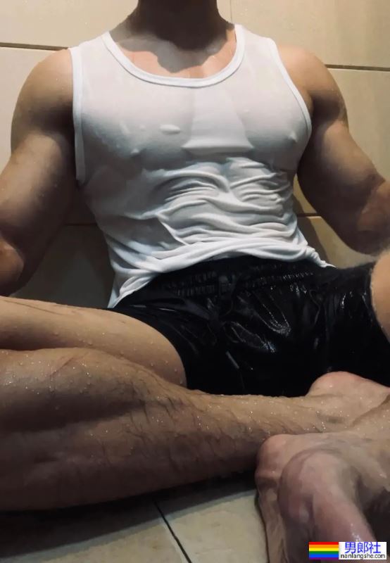 肌肉外卖员在家里玩自拍？这画面扛不住了！ - 51虹马