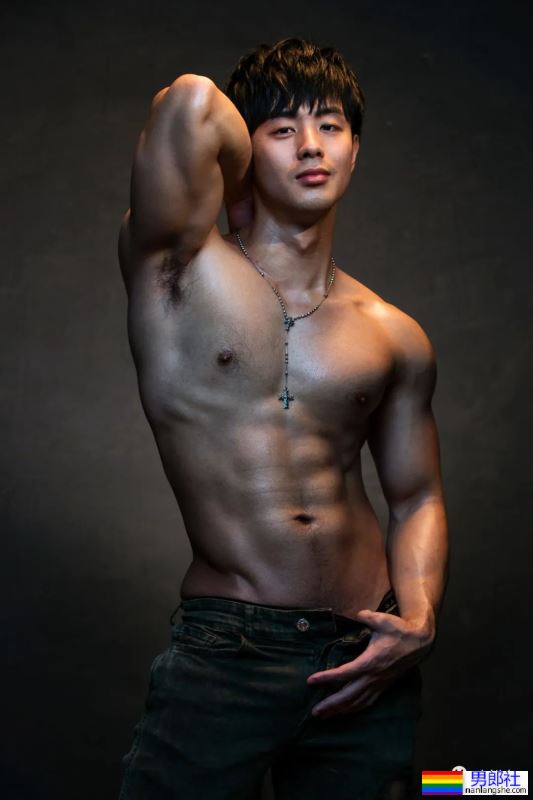 台大校草最新肌肉写真,网友:能好好穿裤子吗? - 51虹马 台大校草最新肌肉写真,网友:能好好穿裤子吗? - 51虹马