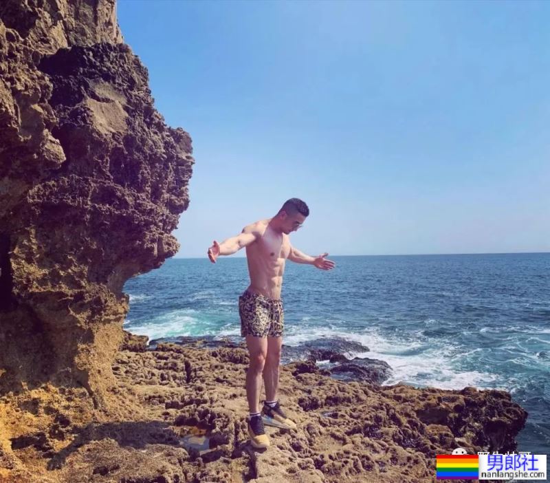 穿内裤自拍寸头型男被疯传，粗壮长腿太硬啦！！ - 51虹马