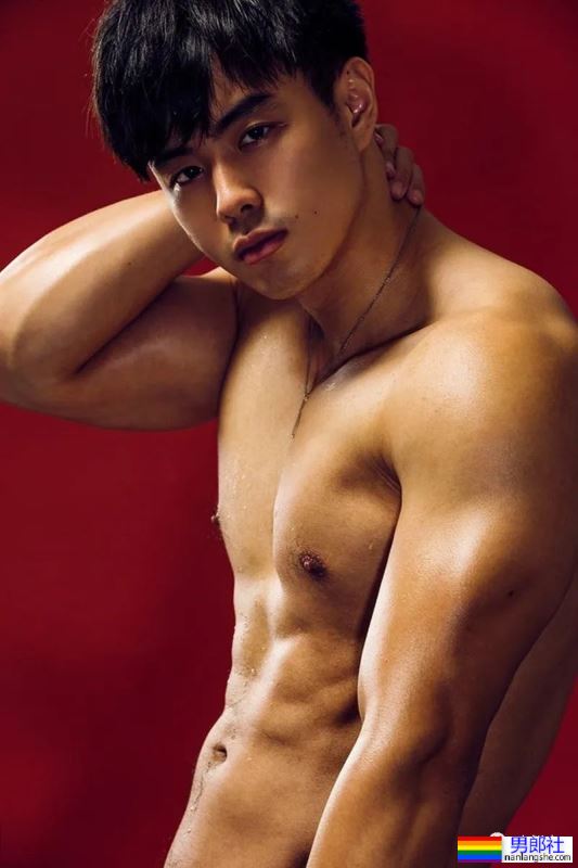 台大校草最新肌肉写真,网友:能好好穿裤子吗? - 51虹马 台大校草最新肌肉写真,网友:能好好穿裤子吗? - 51虹马