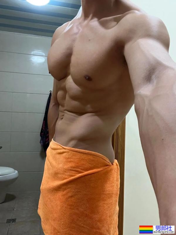 肌肉外卖员在家里玩自拍？这画面扛不住了！ - 51虹马