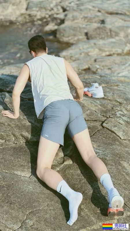 靠翘臀俘获上万网友！北京30岁小哥的裤子太紧了！ - 51虹马