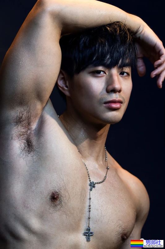 台大校草最新肌肉写真,网友:能好好穿裤子吗? - 51虹马 台大校草最新肌肉写真,网友:能好好穿裤子吗? - 51虹马