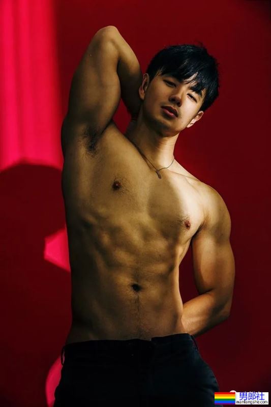 台大校草最新肌肉写真,网友:能好好穿裤子吗? - 51虹马 台大校草最新肌肉写真,网友:能好好穿裤子吗? - 51虹马