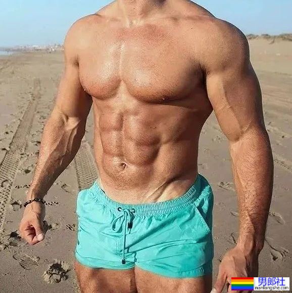 穿内裤自拍寸头型男被疯传，粗壮长腿太硬啦！！ - 51虹马