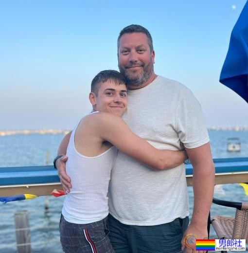 相差27岁，壮熊警官与奶狗弟弟共谱忘年恋 - 51虹马