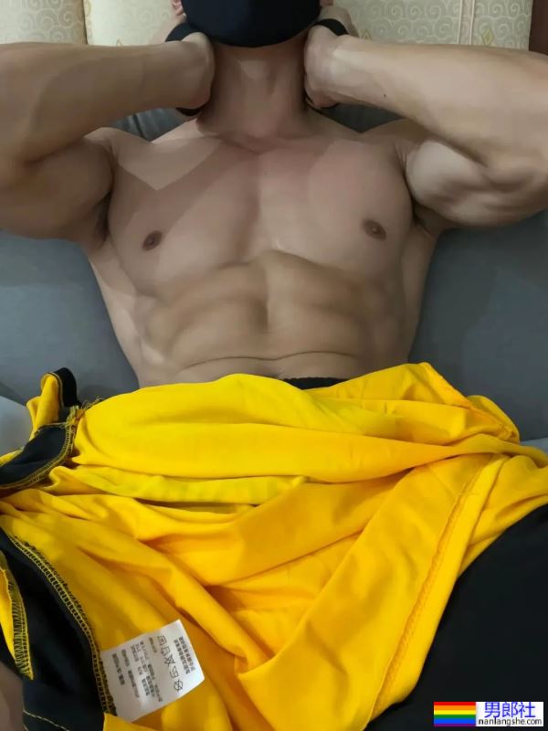 肌肉外卖员在家里玩自拍？这画面扛不住了！ - 51虹马