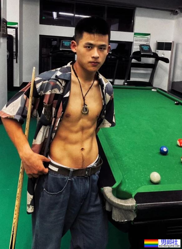 打台球露内裤秀腹肌的20岁男大学生 - 51虹马