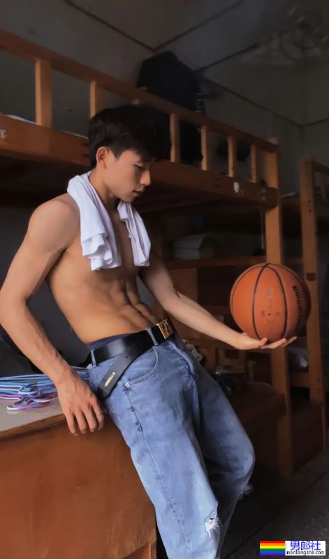 江苏腹肌男大学生，宿舍筋肉身材照太顶了 - 51虹马